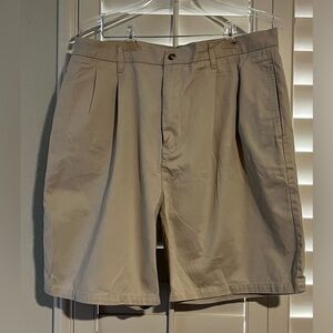 GUESS -  Vintage Classic Sportswear. Pleated Khaki Shorts